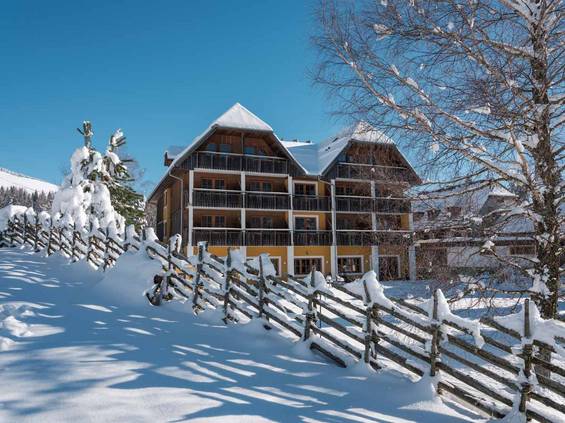 Blick auf das Hotel Teichwirt im Winter im Naturpark Almenland