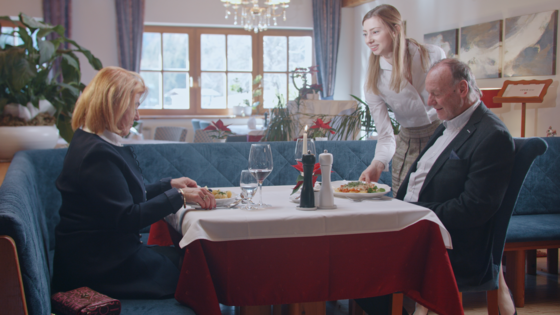Service beim Abendessen im Hotelrestaurant