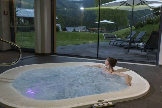 Der Whirlpool im TeichSPA mit Blick in den Hotelgarten