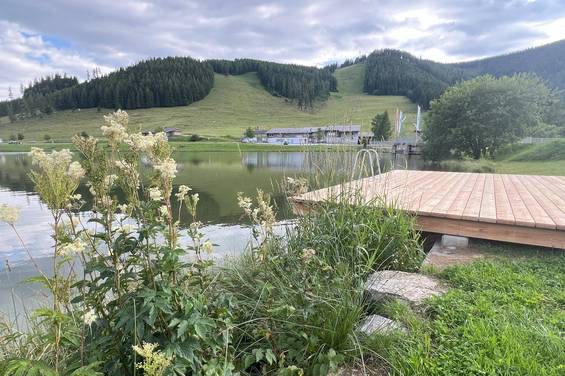 Der Wassersteg direkt vorm Hotel.