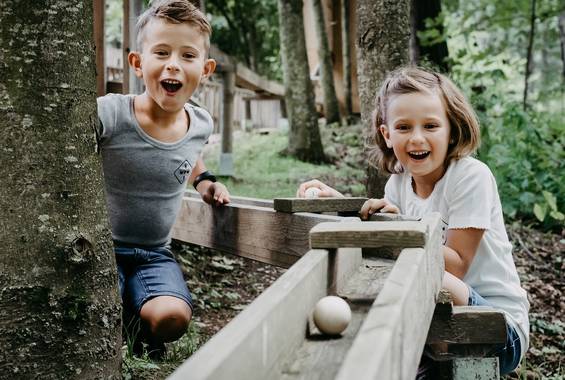 Kinder im Ökopark im Waldpark Hochreiter im Naturpark Almenland