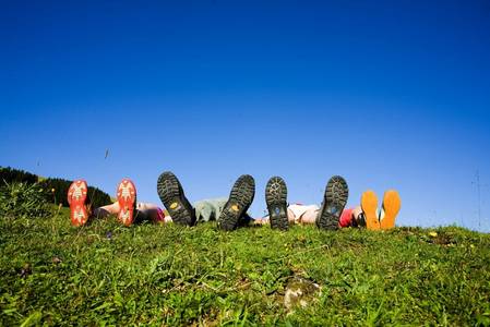 Familie beim Wandern auf der Alm. Familie beim Wandern auf der Alm.