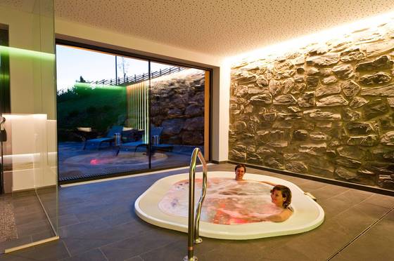 Der Whirlpool im TeichSPA mit Blick in den Hotelgarten