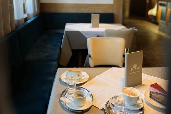 Kaffee & Kuchen im neu-renovierten Kaffeehaus.