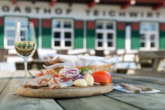 Köstlichkeiten auf der urigen Sonnenterrasse beim Almgasthof Teichwirt